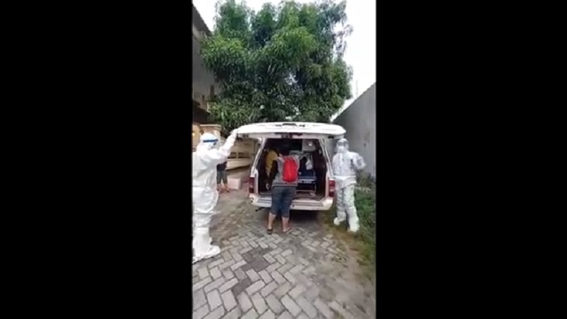 Mengungsi ke Jombang, Pasutri Positif Covid-19 asal Bangkalan Dijemput Paksa Petugas