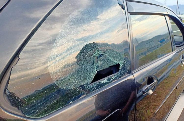 Viral Mobil Dilempar Batu Orang Tak Dikenal, Penumpang Luka Parah