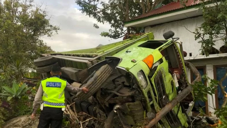 Diduga Rem Blong, Truk Pengangkut Sawit di Solok Tabrak 2 Rumah Warga