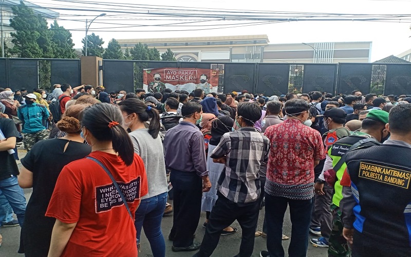 Ratusan Orang Antre Vaksinasi Covid-19 TNI-Polri di Grand Ballroom Sudirman Bandung