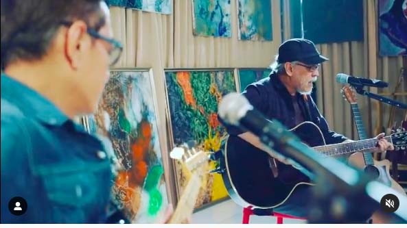 Top! Iwan Fals Duet Bareng Mantan Menteri Nyanyi Lagu Bongkar