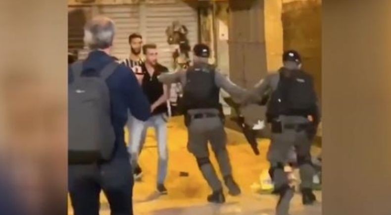 Polisi Israel Serang Warga Palestina yang Sedang Sholat di Kota Tua Yerusalem