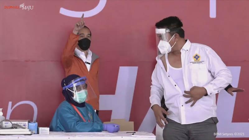 Pantau Vaksinasi di Pelabuhan Semarang, Jokowi: Kita Targetkan Seminggu 4.000 Orang  