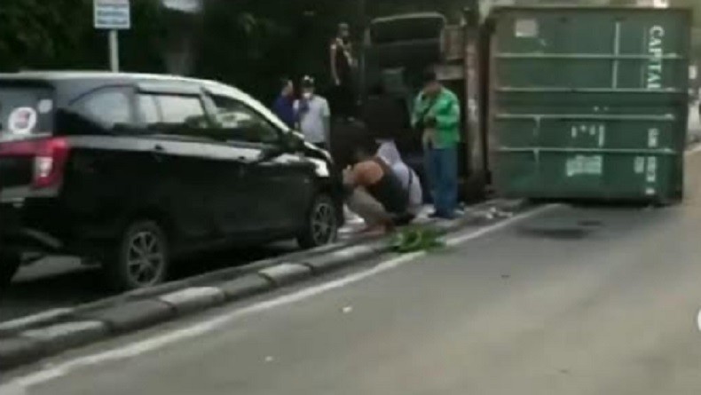 Truk Kontainer Terguling Melintang di Jalan Pakin Penjaringan, Lalu Lintas Sempat Terganggu