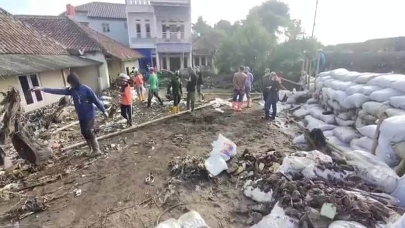 Dampak Tanggul Sungai Cisunggalah Jebol, Puluhan Rumah di Solokan Jeruk Bandung Rusak