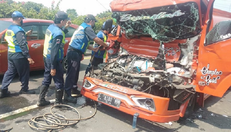 Kecelakaan Truk Tangki di Exit Tol Rawamangun, Sopir Tewas
