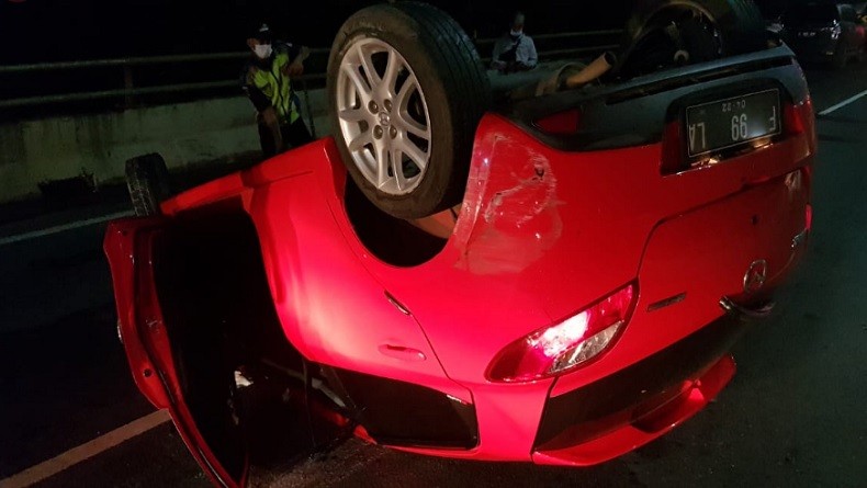 Hilang Kendali, Mobil Terguling di Tol Rawamangun Arah Cawang