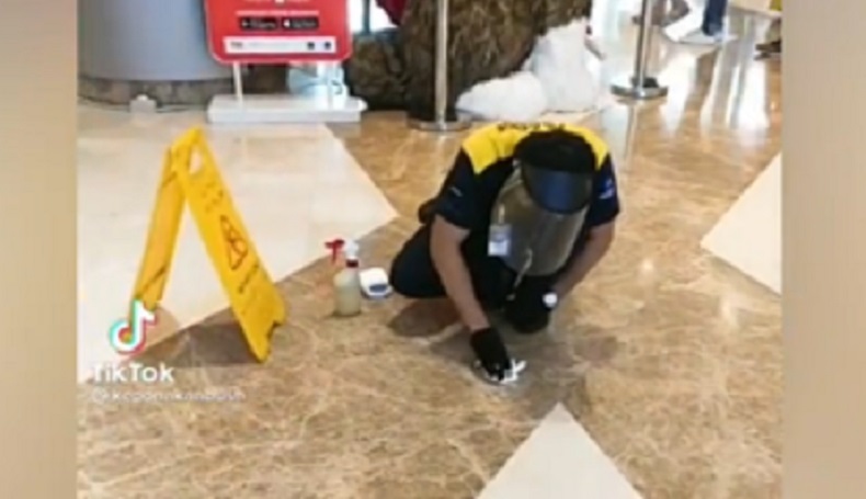 Viral Petugas Bersihkan Kotoran Anjing Milik Pengunjung Mal, Netizen : Ngerepotin Orang Aja