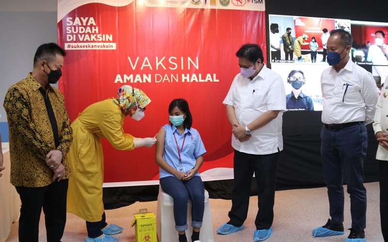 Airlangga Berharap Batam Jadi Contoh Pelaksanaan Vaksinasi Berbasis Wilayah atau Pulau