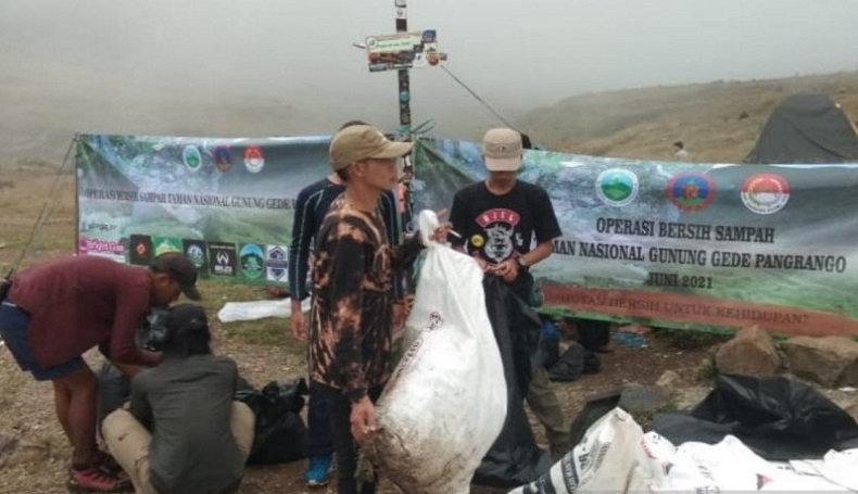 Sampah Ditinggal Pendaki di Jalur Gede-Pangrango Cianjur Capai 1 Ton
