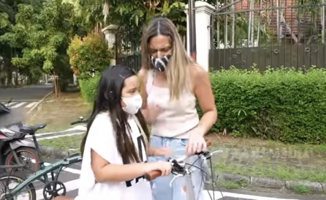 Nia Ramadhani Histeris Anak Sulungnya Hampir Ketabrak Motor saat Main Sepeda