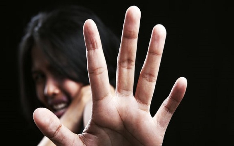 Barbar, Perempuan Muda Dipaksa Telanjang Lalu Diarak dan Direkam  