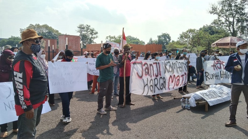 Protes Dilarang Berjualan di Alun-alun, PKL Geruduk Pendopo Majalengka