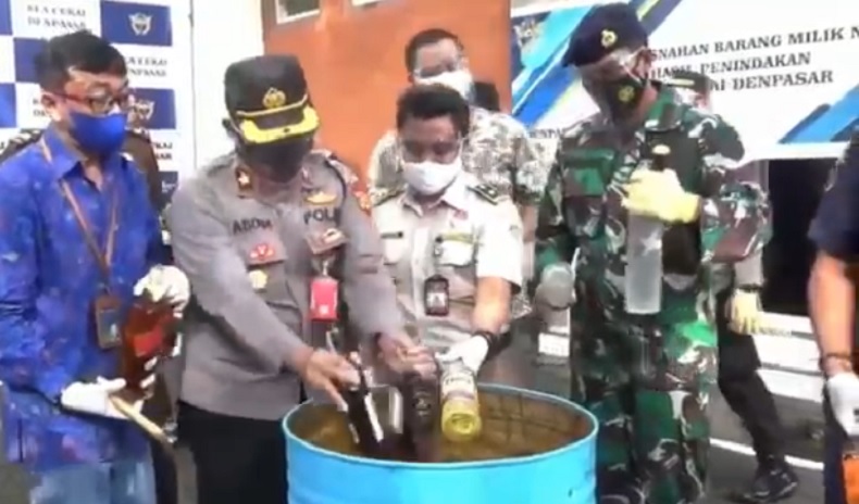 Bea dan Cukai Denpasar Musnahkan Ratusan Botol Miras Ilegal dan Palsu