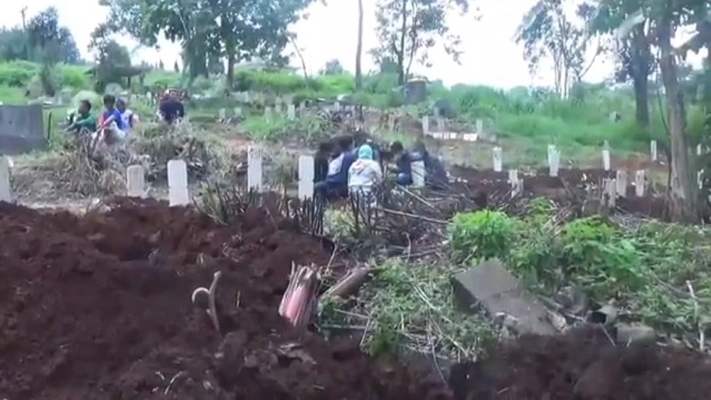 Keluarga Bawa Surat Bebas Covid, Ratusan Makam di TPU Cikadut Dibongkar