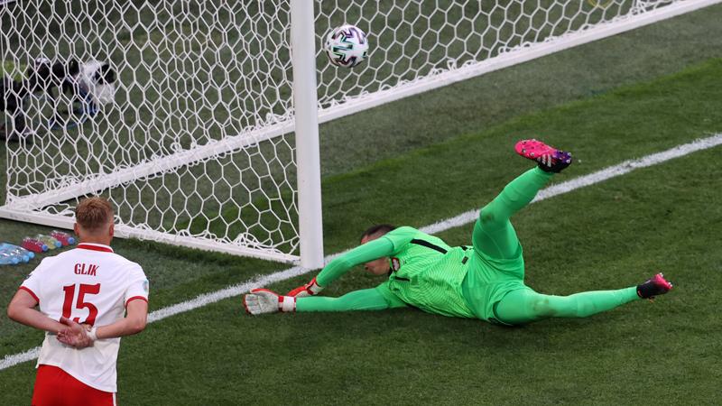 Polandia Dipermalukan Slovakia, Pemain Juventus Bikin Gol Bunuh Diri Lagi