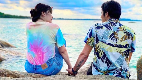 Go Public, Via Vallen Pamer Foto Mesra Gandeng Chevra Papinka  