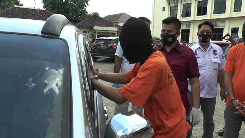 Polisi Tangkap Komplotan Pencuri dengan Modus Pecah Kaca Mobil di Demak