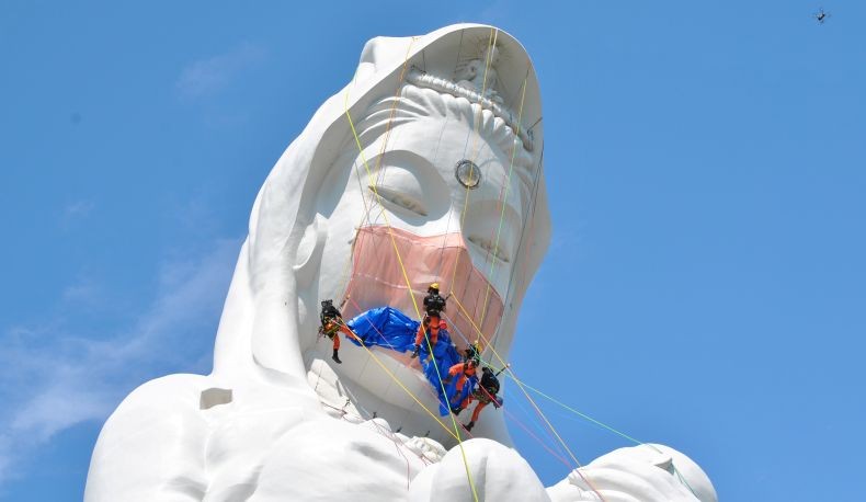 Berharap Wabah Covid Berakhir, Jepang Pasang Masker di Patung Budha Raksasa