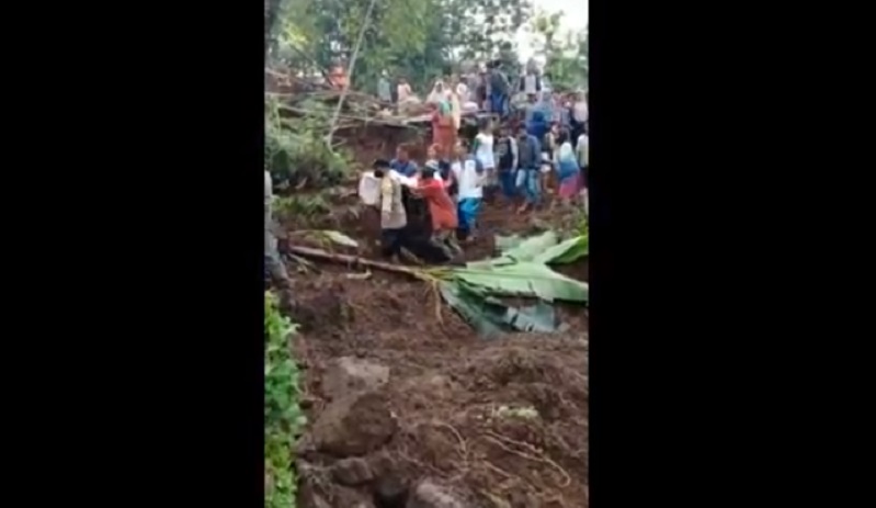 Bocah 1 Tahun di Banyuwangi Tewas Tertimbun Longsor, 3 Rumah Rata Tanah