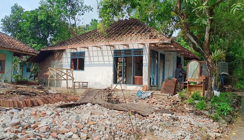 Tempat Relokasi Belum Siap, Warga Desa Miliarder Kuningan Pilih Ngontrak