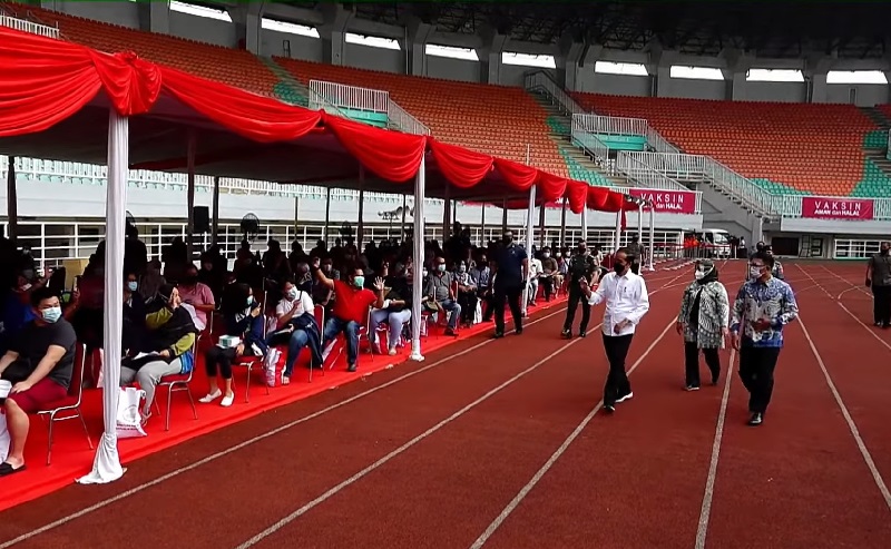 Jokowi Didampingi Ridwan Kamil Tinjau Vaksinasi Massal di Stadion Pakansari Cibinong