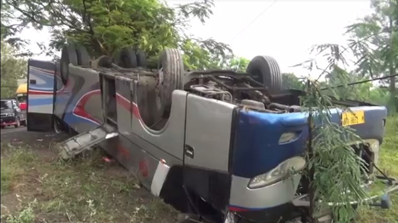 2 Bus dan Truk Kontainer Tabrakan Hebat di Madiun, Belasan Penumpang Luka 