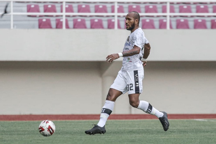 Leonard Tupamahu Minta Maaf usai Pukul Kepala Pemain Persis Solo