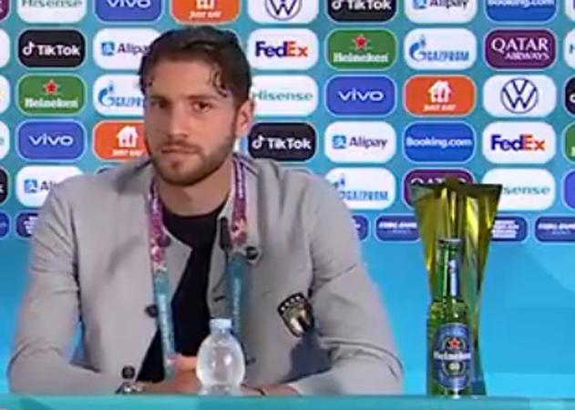 Tiru Ronaldo, Locatelli Geser Botol Coca-Cola saat Konferensi Pers