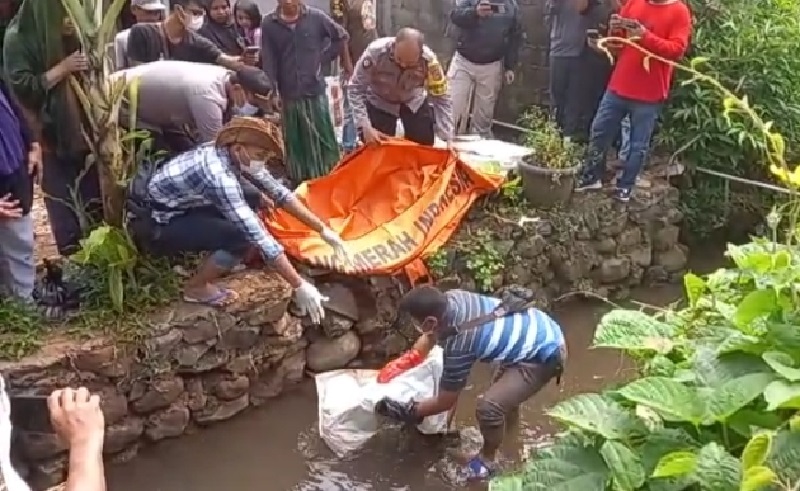 Dikira Boneka, Temuan Mayat Bayi di Kali Cimahpar Gegerkan Warga Cibinong