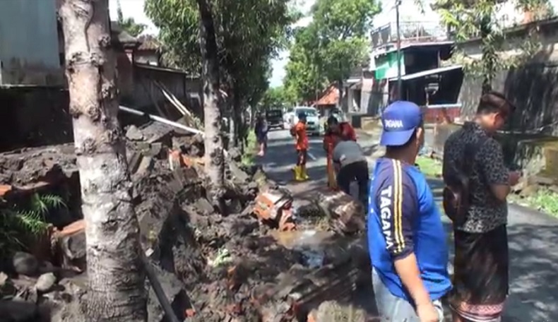 Hujan Deras, Tembok Rumah Warga Gianyar Ambruk Menutup Akses Jalan