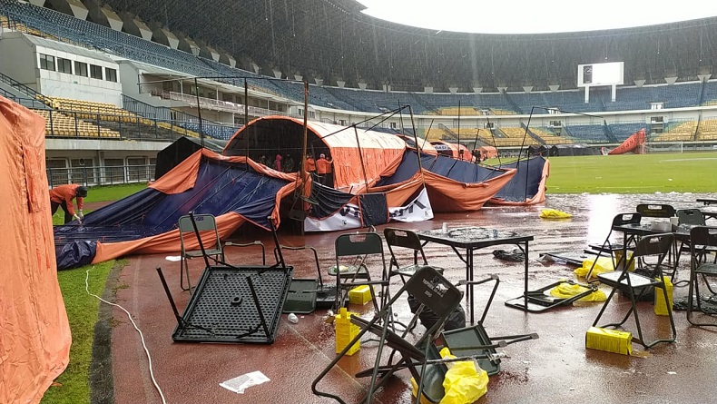 Tenda Vaksinasi Massal di Stadion GBLA Roboh Diterpa Hujan Disertai Angin Kencang