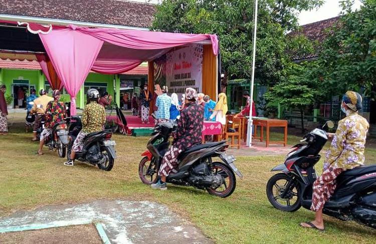 Unik, Wisuda Kelulusan SMKN 1 Pundong Bantul secara Drive Thru dan Berpakaian Jawa 