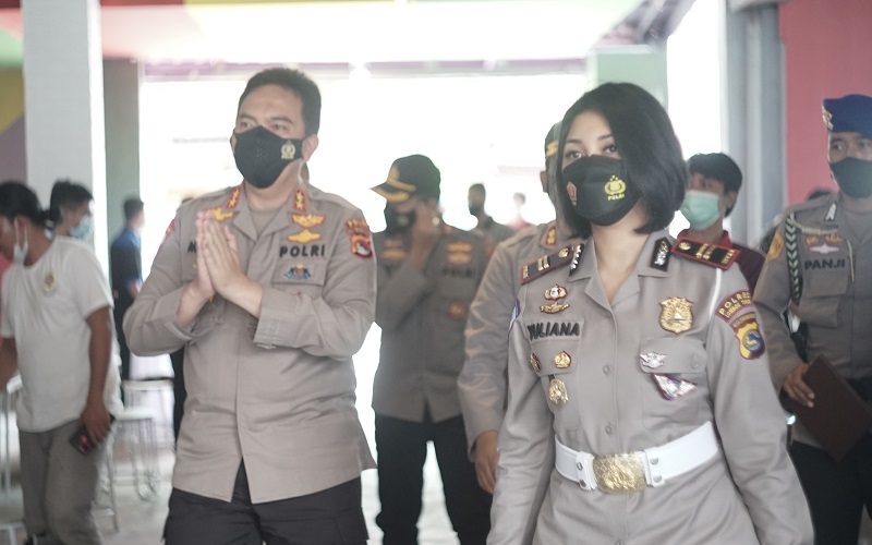 Jabat Kasatlantas Polres Lotim, Polwan Cantik Iptu Rita Beri Pemohon SIM Vaksin Gratis