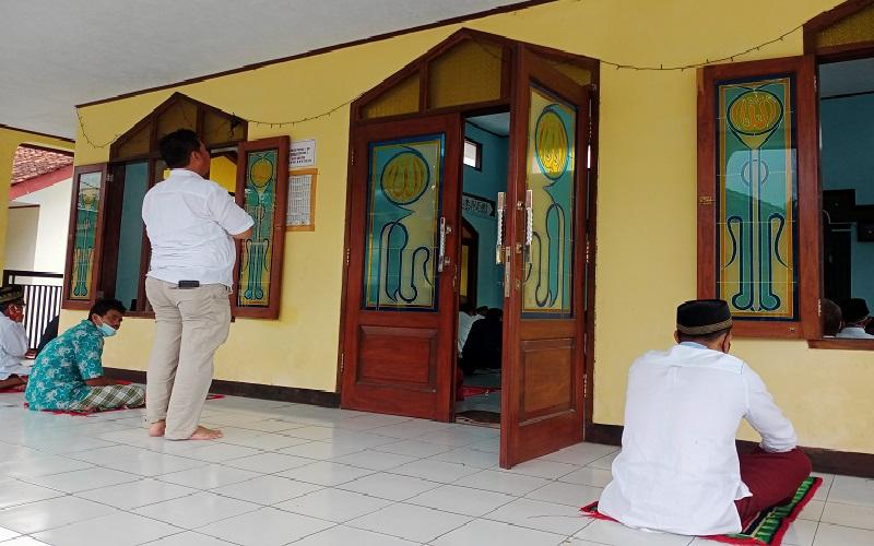 Bupati Kuningan Ikut Salat Jumat di Desa Miliarder, Suasana Haru Begitu Terasa
