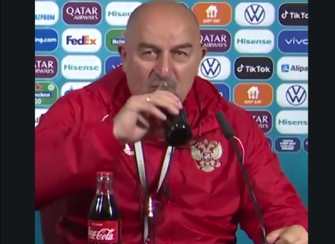 Sindir Cristiano Ronaldo, Pelatih Rusia Ini Asyik Minum Coca-Cola saat Konferensi Pers
