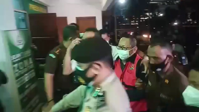 Turun dari Mobil Tahanan, Buron Adelin Lis Langsung Dibawa Masuk ke Gedung Bundar Kejagung
