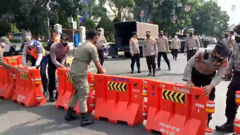 Tekan Angka Covid, Polisi Bubarkan Warga Nongkrong di Pusat Kota Bandung