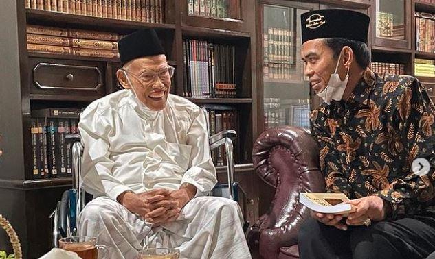 Bertemu KH Ali Yafie, Ustaz Abdul Somad Ungkap Dapat Banyak Pesan Hikmah