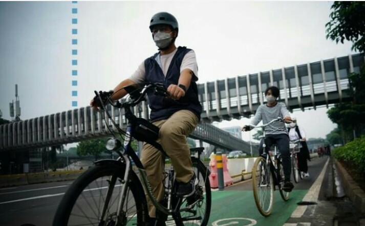 Anies Sepedaan dengan Keluarga di Sudirman, Netizen: Jangan Dibongkar Jalurnya Pak