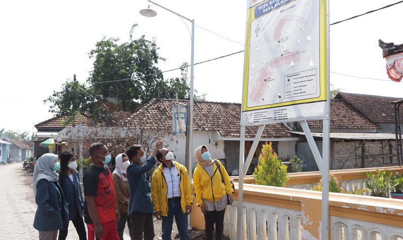 Edukasi Masyarakat, Mahasiswa KKN Unitomo Sebar Peta Rawan Bencana di Sidoarjo 