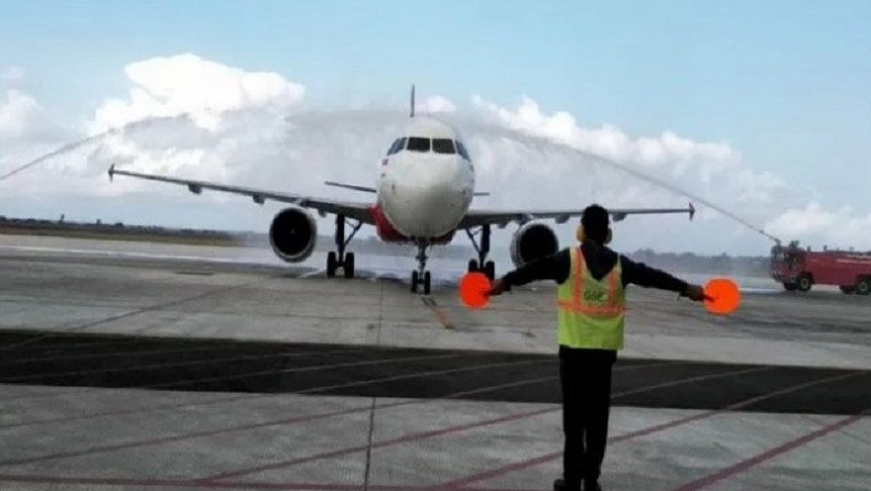 Penumpang Pesawat Mabuk Bikin Onar, Lepas Celana dan Tak Mau Memakainya