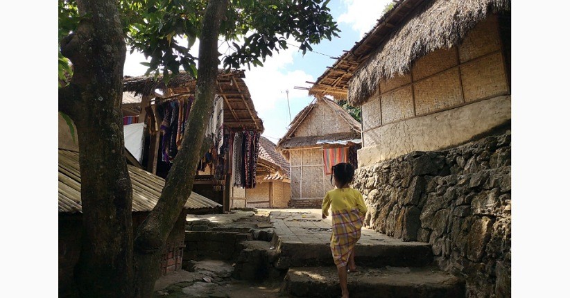 Ternyata Ini Alasan Masyarakat Desa Sade Mengepel Lantai Rumah Pakai Kotoran Sapi