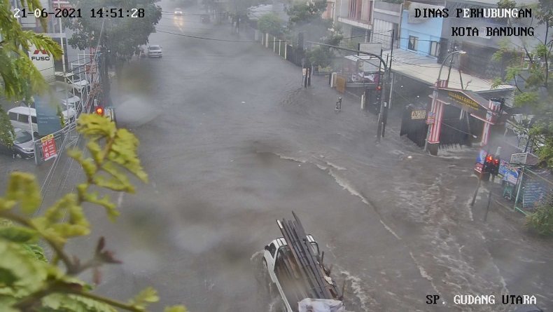 Hujan Deras 2 Jam Guyur Kota Bandung, Ruas Jalan dan Rumah Terendam Banjir