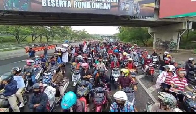 Geruduk Balai Kota, Ratusan Warga Madura Minta Penyekatan di Suramadu Disetop 