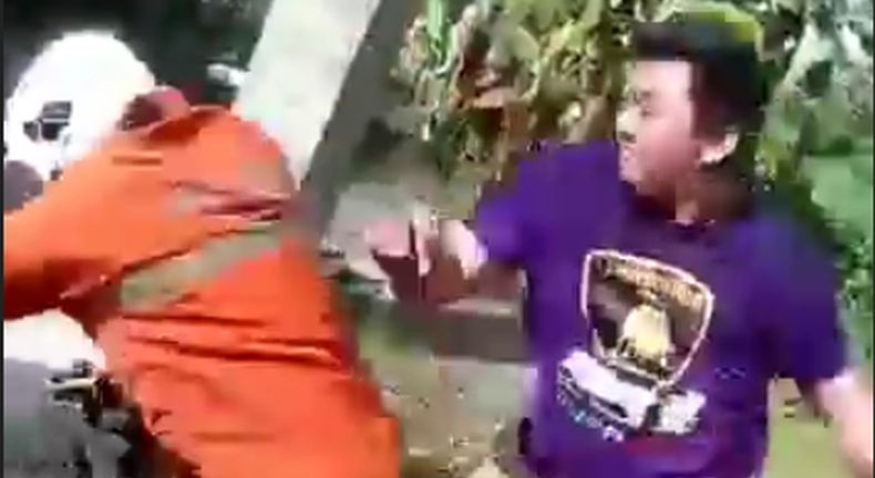 Viral, Petugas Pemadam Dipukul hingga Tersungkur karena Telat Tiba di Lokasi Kebakaran