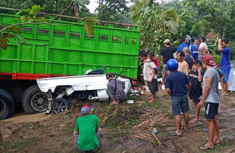 Tak Kuat Menanjak, Truk Tronton Gencet Pikap sampai Ringsek