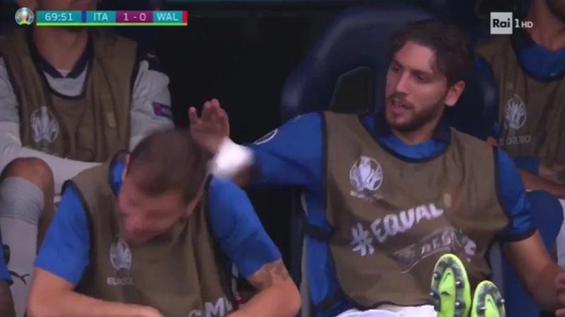 Viral! Manuel Locatelli Murka dan Timpuk Nicolo Barella Pakai Perban