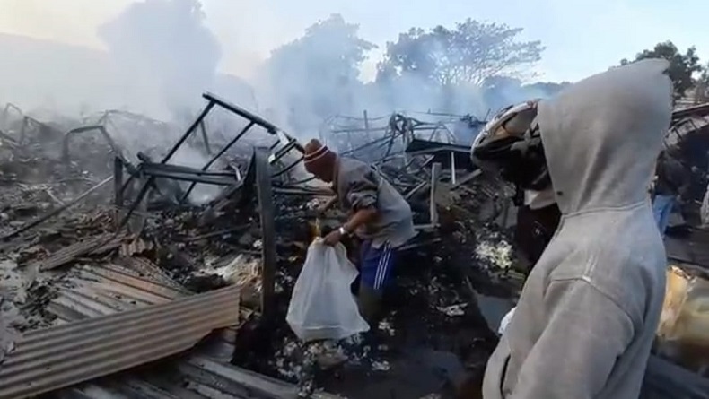 Kebakaran di Pasar Leles Padam, Pedagang Pungut Barang Dagangan Tersisa