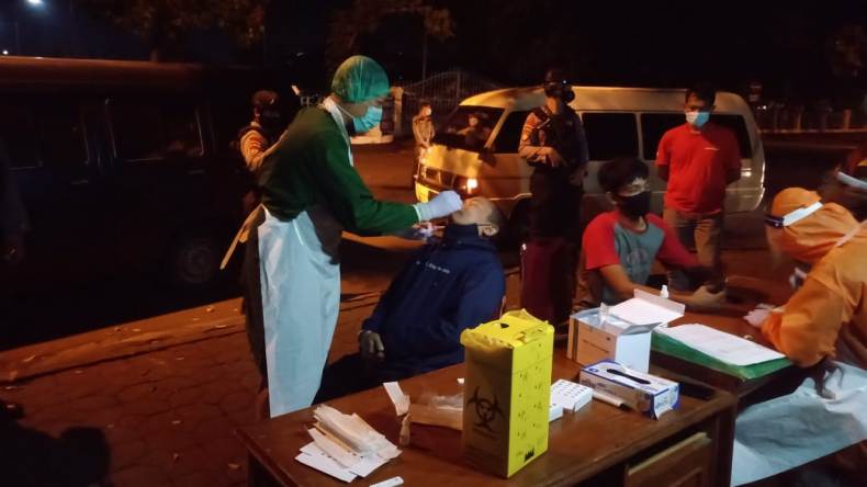 Pedagang Bermobil di Alun-Alun Utara Keraton Solo Dites Swab, 3 Reaktif Covid-19 